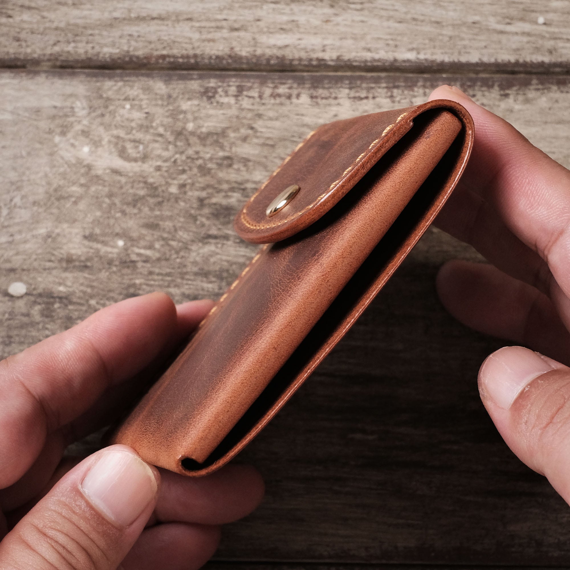 Right-side view of the Minimalist Wallet with Simple Structure