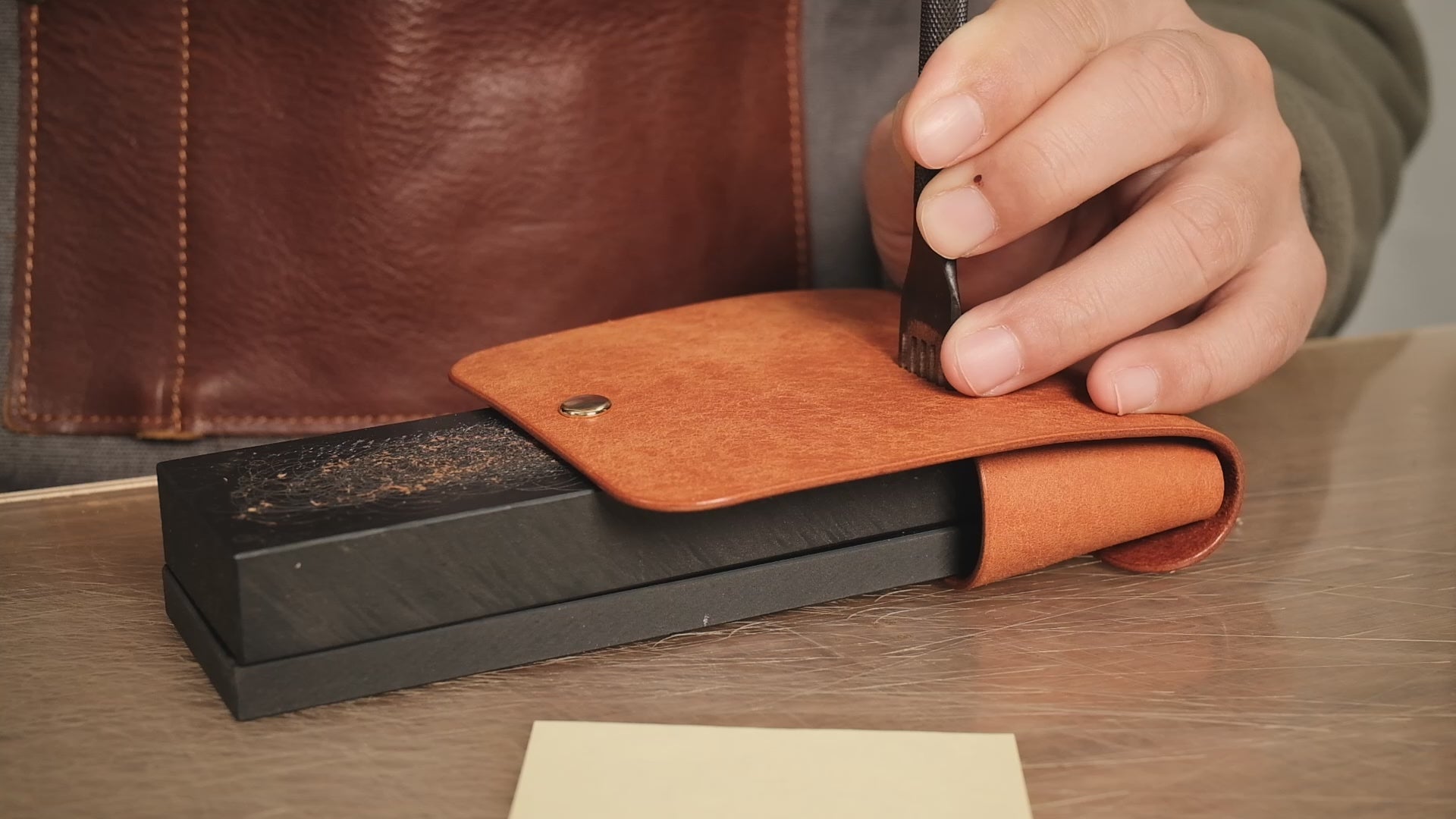 Video guide demonstrating the assembly and features of the Business Card Wallet.